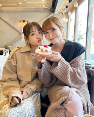 Mari Okamoto Instagram - トップスは @rakuten_lagemme だよ♡

まりなちゃん @mariannudayo 
なつきちゃん @natsuki0624kia 
まりめろ @marimero1121 
と新大久保会して楽しかった〜🥹❤️

私1番年上(笑)の同年代ママ2人に、
10個下のぴちぴちまりめろ🐰が加わって
まりめろがみんなに可愛がられてたよ😂

なつきちゃん、まりなちゃんとも、2shot撮りたかったけど、
話が止まらなすぎて楽しくて撮り忘れてた...

なのに、みんな、まりめろを撮る！！笑

楽しかった(２回目)🥲❤️❤️❤️