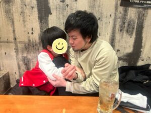 Mari Okamoto Instagram - 夫を応援してくださった皆様ありがとうございました☺️

取り急ぎ、

与儀大介は立派な人だよ！
お金のために立候補していません。

税金で支払われる議員報報酬を上げる可決も14人中、1人で反対した。

詳しくは @yogidaisuke にて。

悔しいのが、当選したo議員から夫婦共に脅され、他市民にも脅していたので夫が相談を受けたこともありました。その人が当選したことだけは悔しいです。

欠席も4年間で3回くらい。2回は病欠(連絡してる)、1回は1週間前に送られてくるメール(協議会)に気づかず。他の議員さんも数名気づかず休んでたこともあるのに、夫だけがニュースにとりあげられました。

公明党議員からからの辞職勧告も、ひとつは無実、ひとつは職業差別の内容でした(不思議なことに結婚発表と同時に出された。あれー知ってたのかな)

おかもとまりの名前のせいで悪い報道をされてごめんね。医療大麻事業者も大麻すら吸ったことなかったのに。。

これからは彼の会社で引き続き4事業、新事業もがんばると気合いいれています！(ネットニュースはここまでいれてください、無職と言われたくなく) 

応援してくださった方々、ありがとうございます。