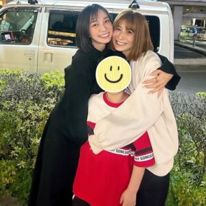 Mari Okamoto Instagram - おはようございます♪
昨日は　@serinaofficial  ちゃんが合間時間に志木に来てくれて、手伝ってくれたり、私に差し入れをくれたよ。
いつも優しくしてくれてありがとう🥲☺️❤️