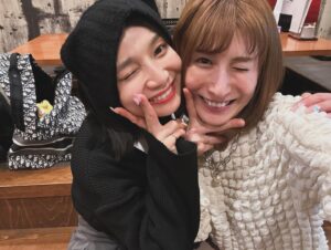 Mari Okamoto Instagram - 親友 芹那 @serinaofficial ♡志木までありがと♡
またお泊まりきてね☺︎

優しさに癒されたよ🥹

ファンの方もフリマイベントありがとうございました❣️