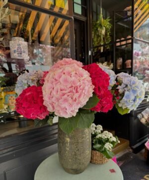 Mari Natsuki Instagram - #londondiaries 
#おはようシリーズ
#お花シリーズ　
#goodvibes 
#love

おはよう.....

綺麗な花屋さん💐
今日もよい一日をね！

12℃、雨