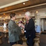 Mari Natsuki Instagram - #londondiaries #shakespearesglobe #glynnmacdonald 　@angelarey_ #thankyou 昨日は、 グローブ座のムーブメントディレクター、グリンさんのお花の歓迎をうけ、劇場隣のスワンというCafeで フィシュ&チップスを頂き、観劇後は舞台にもご案内下さり、帰りはハロッズでアンジェラとクリームTeaを頂いた件！ アンジェラ、ありがとう。