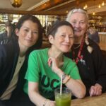 Mari Natsuki Instagram - #londondiaries #shakespearesglobe #glynnmacdonald 　@angelarey_ #thankyou 昨日は、 グローブ座のムーブメントディレクター、グリンさんのお花の歓迎をうけ、劇場隣のスワンというCafeで フィシュ&チップスを頂き、観劇後は舞台にもご案内下さり、帰りはハロッズでアンジェラとクリームTeaを頂いた件！ アンジェラ、ありがとう。