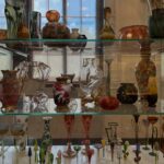 Mari Natsuki Instagram - #victoriaandalbertmuseum #glasses #history #beautiful で、ヴィクトリア・アンド・アルバート博物館の続きね....3fのglassへ、年代が古い程、細工が緻密ですごい！ガラス好きにはたまらないコーナーです🆒