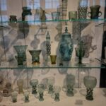 Mari Natsuki Instagram - #victoriaandalbertmuseum #glasses #history #beautiful で、ヴィクトリア・アンド・アルバート博物館の続きね....3fのglassへ、年代が古い程、細工が緻密ですごい！ガラス好きにはたまらないコーナーです🆒