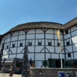Mari Natsuki Instagram - #londondiaries #shakespearesglobe #timothywalker #glynnmacdonald #thankyou そして、昨日はマリーねお休みだったので テムズ川沿いのシェイクスピアズ・グローブ座で「から騒ぎ」を観てきました！夏のシーズン始まっています。 1599年シェークスピアの時代にスタートして、1997年にバンクサイド近くに建て直され、シェイクスピア時代のグローブ座が再現された劇場、木造建築物で当日はシノワズリが流行っていたのかな、 16世紀エリザベス朝は素晴らしい...... 公的補助を受けてないというからびっくり！ 寄付の方のお名前があるインターロッキングも素敵！ 一階stallsは立ち見500人位入るそう！ もうフェスです。キャパは1500pくらい グローブ座ムーブメントディレクターの グリンさんのご案内でバックヤードも見せて頂きました！ そして、UKの俳優ティモシー・ウォーカーさんともお会いできました〜 素晴らしい1日でした。