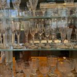 Mari Natsuki Instagram - #victoriaandalbertmuseum #glasses #history #beautiful で、ヴィクトリア・アンド・アルバート博物館の続きね....3fのglassへ、年代が古い程、細工が緻密ですごい！ガラス好きにはたまらないコーナーです🆒