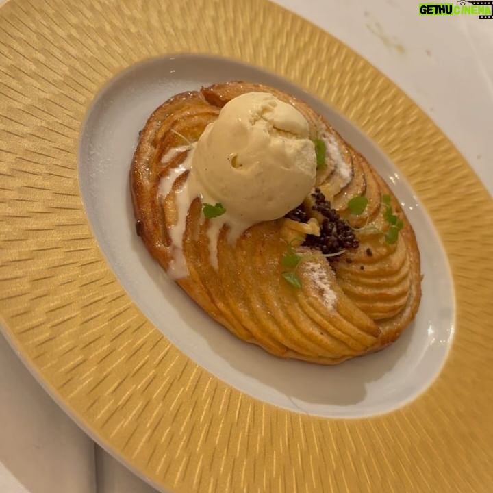 Mari Natsuki - 8.5K Likes - #londondiaries
#lunch
で、飛び込みで入ったレストランが当たりでして、
チェーン店みたいで王道🇬🇧料理🍴
シェパーズパイもオシャレに出てきて、また🍎タルトも食べてしまった!