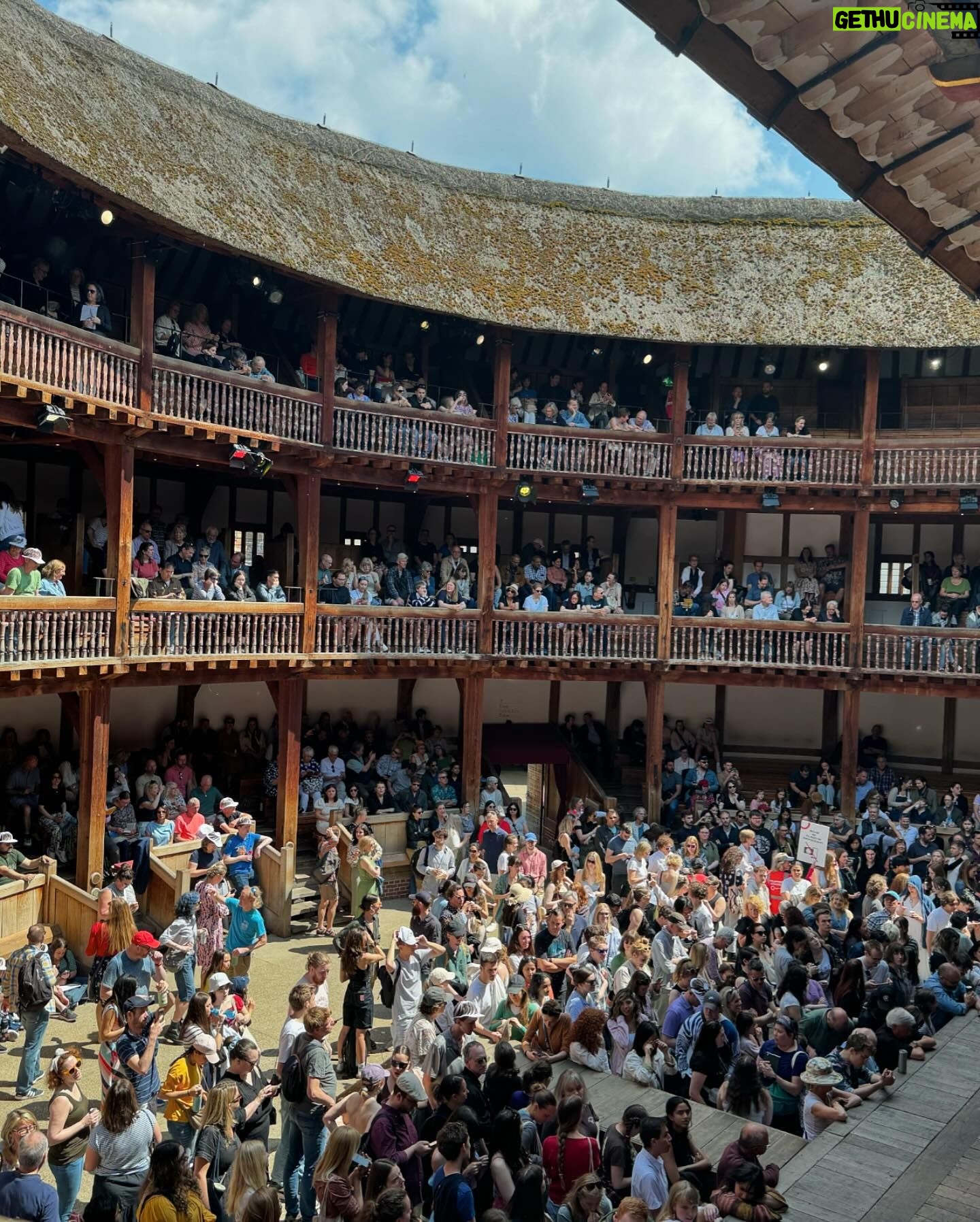 Mari Natsuki Instagram - #londondiaries #shakespearesglobe #timothywalker #glynnmacdonald #thankyou そして、昨日はマリーねお休みだったので テムズ川沿いのシェイクスピアズ・グローブ座で「から騒ぎ」を観てきました!夏のシーズン始まっています。 1599年シェークスピアの時代にスタートして、1997年にバンクサイド近くに建て直され、シェイクスピア時代のグローブ座が再現された劇場、木造建築物で当日はシノワズリが流行っていたのかな、 16世紀エリザベス朝は素晴らしい...... 公的補助を受けてないというからびっくり! 寄付の方のお名前があるインターロッキングも素敵! 一階stallsは立ち見500人位入るそう! もうフェスです。キャパは1500pくらい グローブ座ムーブメントディレクターの グリンさんのご案内でバックヤードも見せて頂きました! そして、UKの俳優ティモシー・ウォーカーさんともお会いできました〜 素晴らしい1日でした。
