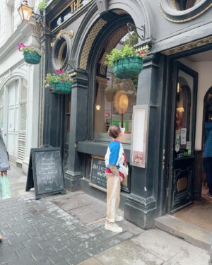 Mari Natsuki Instagram - #londondiaries 
#stroll

今日のランチを探しているな...
雨模様なのに...