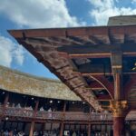 Mari Natsuki Instagram - #londondiaries #shakespearesglobe #timothywalker #glynnmacdonald #thankyou そして、昨日はマリーねお休みだったので テムズ川沿いのシェイクスピアズ・グローブ座で「から騒ぎ」を観てきました！夏のシーズン始まっています。 1599年シェークスピアの時代にスタートして、1997年にバンクサイド近くに建て直され、シェイクスピア時代のグローブ座が再現された劇場、木造建築物で当日はシノワズリが流行っていたのかな、 16世紀エリザベス朝は素晴らしい...... 公的補助を受けてないというからびっくり！ 寄付の方のお名前があるインターロッキングも素敵！ 一階stallsは立ち見500人位入るそう！ もうフェスです。キャパは1500pくらい グローブ座ムーブメントディレクターの グリンさんのご案内でバックヤードも見せて頂きました！ そして、UKの俳優ティモシー・ウォーカーさんともお会いできました〜 素晴らしい1日でした。