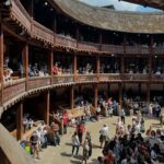 Mari Natsuki Instagram - #londondiaries #shakespearesglobe #timothywalker #glynnmacdonald #thankyou そして、昨日はマリーねお休みだったので テムズ川沿いのシェイクスピアズ・グローブ座で「から騒ぎ」を観てきました！夏のシーズン始まっています。 1599年シェークスピアの時代にスタートして、1997年にバンクサイド近くに建て直され、シェイクスピア時代のグローブ座が再現された劇場、木造建築物で当日はシノワズリが流行っていたのかな、 16世紀エリザベス朝は素晴らしい...... 公的補助を受けてないというからびっくり！ 寄付の方のお名前があるインターロッキングも素敵！ 一階stallsは立ち見500人位入るそう！ もうフェスです。キャパは1500pくらい グローブ座ムーブメントディレクターの グリンさんのご案内でバックヤードも見せて頂きました！ そして、UKの俳優ティモシー・ウォーカーさんともお会いできました〜 素晴らしい1日でした。