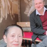 Mari Natsuki Instagram - #londondiaries #shakespearesglobe #timothywalker #glynnmacdonald #thankyou そして、昨日はマリーねお休みだったので テムズ川沿いのシェイクスピアズ・グローブ座で「から騒ぎ」を観てきました！夏のシーズン始まっています。 1599年シェークスピアの時代にスタートして、1997年にバンクサイド近くに建て直され、シェイクスピア時代のグローブ座が再現された劇場、木造建築物で当日はシノワズリが流行っていたのかな、 16世紀エリザベス朝は素晴らしい...... 公的補助を受けてないというからびっくり！ 寄付の方のお名前があるインターロッキングも素敵！ 一階stallsは立ち見500人位入るそう！ もうフェスです。キャパは1500pくらい グローブ座ムーブメントディレクターの グリンさんのご案内でバックヤードも見せて頂きました！ そして、UKの俳優ティモシー・ウォーカーさんともお会いできました〜 素晴らしい1日でした。