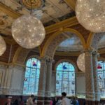 Mari Natsuki Instagram - #londondiaries #victoriaandalbertmuseum #morrisroom #cafe #beautiful ヴィクトリア・アンド・アルバート博物館のCafeは世界初の美術館併設のカフェです。 美しいお部屋が3つあって、ウォークインでいただけます🍴まず、こちらで腹ごしらえしてから観るのがオススメ、午前中あまり混まないからね！ 今日は、スピナッチスープにサーモンのグラタンとサラダたくさん🥕🫛🍎🍅🫑🫒