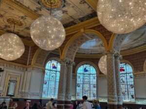 Mari Natsuki Instagram - #londondiaries 
#victoriaandalbertmuseum
#morrisroom 
#cafe
#beautiful

ヴィクトリア・アンド・アルバート博物館のCafeは世界初の美術館併設のカフェです。

美しいお部屋が3つあって、ウォークインでいただけます🍴まず、こちらで腹ごしらえしてから観るのがオススメ、午前中あまり混まないからね！

今日は、スピナッチスープにサーモンのグラタンとサラダたくさん🥕🫛🍎🍅🫑🫒