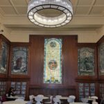 Mari Natsuki Instagram - #londondiaries #victoriaandalbertmuseum #morrisroom #cafe #beautiful ヴィクトリア・アンド・アルバート博物館のCafeは世界初の美術館併設のカフェです。 美しいお部屋が3つあって、ウォークインでいただけます🍴まず、こちらで腹ごしらえしてから観るのがオススメ、午前中あまり混まないからね！ 今日は、スピナッチスープにサーモンのグラタンとサラダたくさん🥕🫛🍎🍅🫑🫒