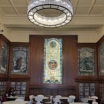 Mari Natsuki Instagram - #londondiaries #victoriaandalbertmuseum #morrisroom #cafe #beautiful ヴィクトリア・アンド・アルバート博物館のCafeは世界初の美術館併設のカフェです。 美しいお部屋が3つあって、ウォークインでいただけます🍴まず、こちらで腹ごしらえしてから観るのがオススメ、午前中あまり混まないからね！ 今日は、スピナッチスープにサーモンのグラタンとサラダたくさん🥕🫛🍎🍅🫑🫒