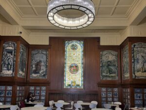 Mari Natsuki Instagram - #londondiaries 
#victoriaandalbertmuseum
#morrisroom 
#cafe
#beautiful

ヴィクトリア・アンド・アルバート博物館のCafeは世界初の美術館併設のカフェです。

美しいお部屋が3つあって、ウォークインでいただけます🍴まず、こちらで腹ごしらえしてから観るのがオススメ、午前中あまり混まないからね！

今日は、スピナッチスープにサーモンのグラタンとサラダたくさん🥕🫛🍎🍅🫑🫒