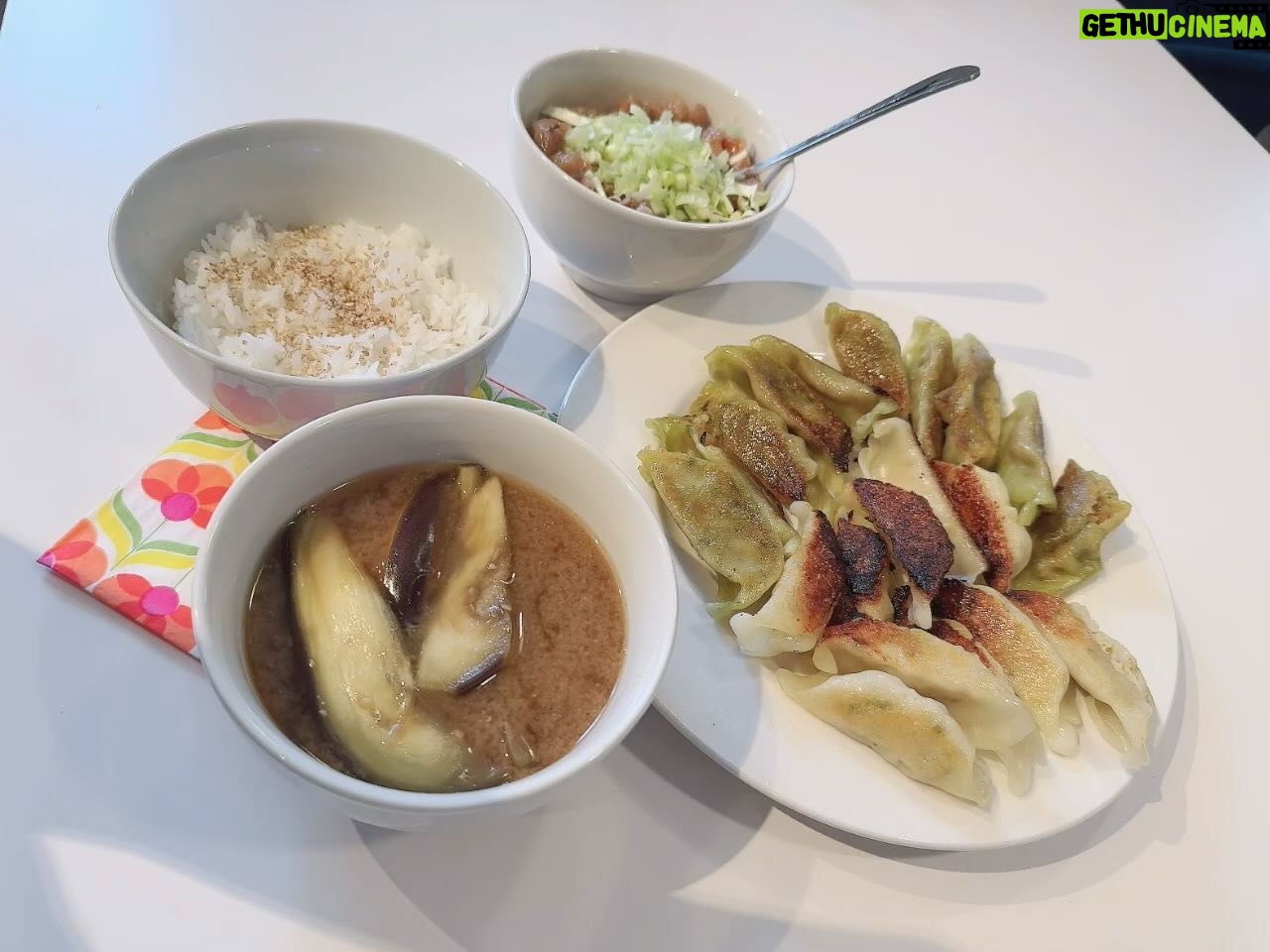 Mari Natsuki - 8.5K Likes - #londondiaries
#breakfast
#ありあわせ
#パックご飯
#yummy
朝から食べるよね!
1日2食だから、ガッツリね〜
湯屋♨️へは6pmの出勤だから夕飯は5pm!簡単に済ますの、働く前だからね。
そんな毎日でございます......