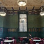 Mari Natsuki Instagram - #londondiaries #victoriaandalbertmuseum #morrisroom #cafe #beautiful ヴィクトリア・アンド・アルバート博物館のCafeは世界初の美術館併設のカフェです。 美しいお部屋が3つあって、ウォークインでいただけます🍴まず、こちらで腹ごしらえしてから観るのがオススメ、午前中あまり混まないからね！ 今日は、スピナッチスープにサーモンのグラタンとサラダたくさん🥕🫛🍎🍅🫑🫒