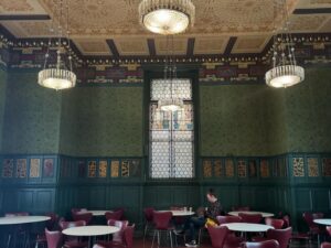 Mari Natsuki Instagram - #londondiaries 
#victoriaandalbertmuseum
#morrisroom 
#cafe
#beautiful

ヴィクトリア・アンド・アルバート博物館のCafeは世界初の美術館併設のカフェです。

美しいお部屋が3つあって、ウォークインでいただけます🍴まず、こちらで腹ごしらえしてから観るのがオススメ、午前中あまり混まないからね！

今日は、スピナッチスープにサーモンのグラタンとサラダたくさん🥕🫛🍎🍅🫑🫒
