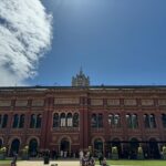 Mari Natsuki Instagram - #londondiaries #victoriaandalbertmuseum #morrisroom #cafe #beautiful ヴィクトリア・アンド・アルバート博物館のCafeは世界初の美術館併設のカフェです。 美しいお部屋が3つあって、ウォークインでいただけます🍴まず、こちらで腹ごしらえしてから観るのがオススメ、午前中あまり混まないからね！ 今日は、スピナッチスープにサーモンのグラタンとサラダたくさん🥕🫛🍎🍅🫑🫒
