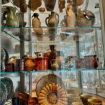 Mari Natsuki Instagram - #londondiaries #victoriaandalbertmuseum #creativity #ceramics #history 昨日は、V &Aへ..... ヴィクトリア・アンド・アルバート博物館は400万点ものコレクションの国立博物館！ 無料です。 あらゆる人に美術作品を鑑賞する機会を与え、労働者の教養を高め、国内のデザイナーや製造業者に刺激を与えることをコンセプトに1852年に造られたミュージアム、とにかく広いので、マリーねは、いつも最上階の4fから攻めます！ セラミックから〜 伊万里とかあって素敵‼︎