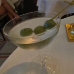 Mari Natsuki Instagram - #londondiaries #dinner #cozy #atsloane ホテルにある小さなレストラン🍽️ LondonはBarが充実してて、この日はマティーニ🍸ステアでオリーブ🫒