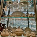Mari Natsuki Instagram - #londondiaries #victoriaandalbertmuseum #creativity #ceramics #history 昨日は、V &Aへ..... ヴィクトリア・アンド・アルバート博物館は400万点ものコレクションの国立博物館！ 無料です。 あらゆる人に美術作品を鑑賞する機会を与え、労働者の教養を高め、国内のデザイナーや製造業者に刺激を与えることをコンセプトに1852年に造られたミュージアム、とにかく広いので、マリーねは、いつも最上階の4fから攻めます！ セラミックから〜 伊万里とかあって素敵‼︎
