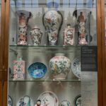Mari Natsuki Instagram - #londondiaries #victoriaandalbertmuseum #creativity #ceramics #history 昨日は、V &Aへ..... ヴィクトリア・アンド・アルバート博物館は400万点ものコレクションの国立博物館！ 無料です。 あらゆる人に美術作品を鑑賞する機会を与え、労働者の教養を高め、国内のデザイナーや製造業者に刺激を与えることをコンセプトに1852年に造られたミュージアム、とにかく広いので、マリーねは、いつも最上階の4fから攻めます！ セラミックから〜 伊万里とかあって素敵‼︎