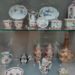 Mari Natsuki Instagram - #londondiaries #victoriaandalbertmuseum #creativity #ceramics #history 昨日は、V &Aへ..... ヴィクトリア・アンド・アルバート博物館は400万点ものコレクションの国立博物館！ 無料です。 あらゆる人に美術作品を鑑賞する機会を与え、労働者の教養を高め、国内のデザイナーや製造業者に刺激を与えることをコンセプトに1852年に造られたミュージアム、とにかく広いので、マリーねは、いつも最上階の4fから攻めます！ セラミックから〜 伊万里とかあって素敵‼︎