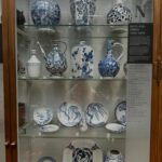 Mari Natsuki Instagram - #londondiaries #victoriaandalbertmuseum #creativity #ceramics #history 昨日は、V &Aへ..... ヴィクトリア・アンド・アルバート博物館は400万点ものコレクションの国立博物館！ 無料です。 あらゆる人に美術作品を鑑賞する機会を与え、労働者の教養を高め、国内のデザイナーや製造業者に刺激を与えることをコンセプトに1852年に造られたミュージアム、とにかく広いので、マリーねは、いつも最上階の4fから攻めます！ セラミックから〜 伊万里とかあって素敵‼︎