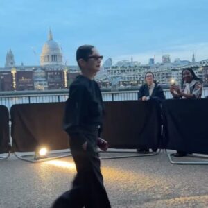 Mari Natsuki Instagram - @gucci @sabatods #GucciCruise25 #GucciLondra #PR 昨夜は、GUCCI.2025クルーズコレクションへ デート・モダンの空間とRunwayのグリーンが、 相対的に美しかった 伝統のGUCCIとサバトの新しいクリエーションも上質で、いよいよスタートという感じ！ GUCCIの創設者は、 Londonの経験からインスピレーションを受けたそう、マリーねのshoes、bag、Glasses のRosso Ancora ColorはThe Savoy Hotel の赤！ 最高な夜でした.....