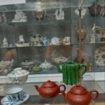Mari Natsuki Instagram - #londondiaries #victoriaandalbertmuseum #creativity #ceramics #history 昨日は、V &Aへ..... ヴィクトリア・アンド・アルバート博物館は400万点ものコレクションの国立博物館！ 無料です。 あらゆる人に美術作品を鑑賞する機会を与え、労働者の教養を高め、国内のデザイナーや製造業者に刺激を与えることをコンセプトに1852年に造られたミュージアム、とにかく広いので、マリーねは、いつも最上階の4fから攻めます！ セラミックから〜 伊万里とかあって素敵‼︎