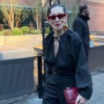 Mari Natsuki Instagram - @gucci @sabatods #GucciCruise25 #GucciLondra #PR 昨夜は、GUCCI.2025クルーズコレクションへ デート・モダンの空間とRunwayのグリーンが、 相対的に美しかった 伝統のGUCCIとサバトの新しいクリエーションも上質で、いよいよスタートという感じ！ GUCCIの創設者は、 Londonの経験からインスピレーションを受けたそう、マリーねのshoes、bag、Glasses のRosso Ancora ColorはThe Savoy Hotel の赤！ 最高な夜でした.....