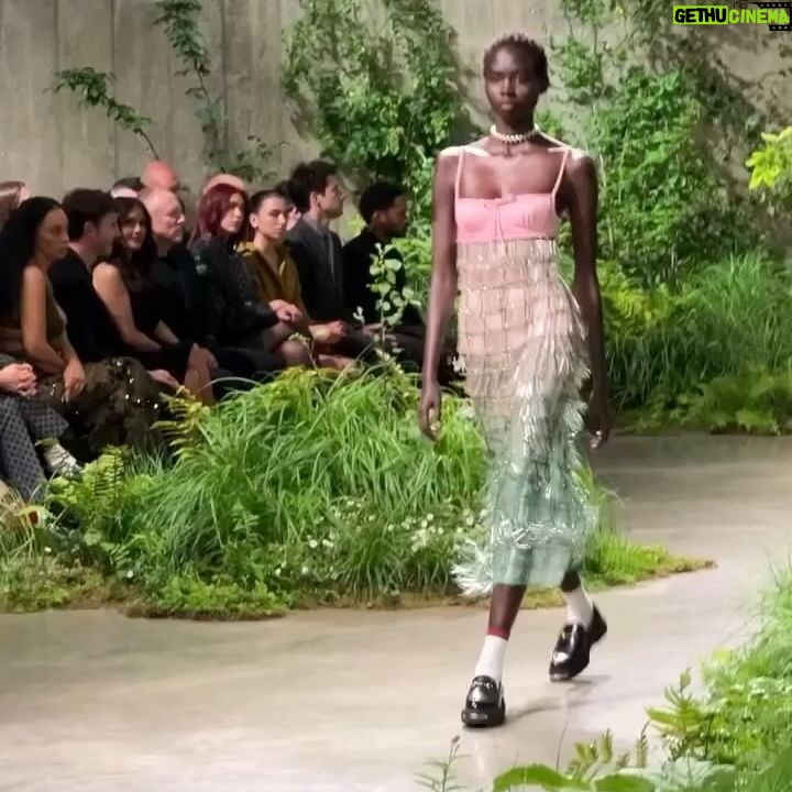 Mari Natsuki - 81.9K Likes - @gucci
@sabatods
#GucciCruise25
#GucciLondra
#PR
昨夜は、GUCCI.2025クルーズコレクションへ
デート・モダンの空間とRunwayのグリーンが、
相対的に美しかった
伝統のGUCCIとサバトの新しいクリエーションも上質で、いよいよスタートという感じ!
GUCCIの創設者は、
Londonの経験からインスピレーションを受けたそう、マリーねのshoes、bag、Glasses のRosso Ancora ColorはThe Savoy Hotel の赤!
最高な夜でした.....