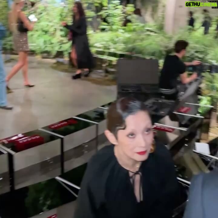Mari Natsuki - 81.9K Likes - @gucci
@sabatods
#GucciCruise25
#GucciLondra
#PR
昨夜は、GUCCI.2025クルーズコレクションへ
デート・モダンの空間とRunwayのグリーンが、
相対的に美しかった
伝統のGUCCIとサバトの新しいクリエーションも上質で、いよいよスタートという感じ!
GUCCIの創設者は、
Londonの経験からインスピレーションを受けたそう、マリーねのshoes、bag、Glasses のRosso Ancora ColorはThe Savoy Hotel の赤!
最高な夜でした.....