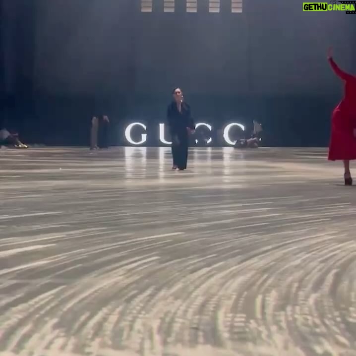 Mari Natsuki - 81.9K Likes - @gucci
@sabatods
#GucciCruise25
#GucciLondra
#PR
昨夜は、GUCCI.2025クルーズコレクションへ
デート・モダンの空間とRunwayのグリーンが、
相対的に美しかった
伝統のGUCCIとサバトの新しいクリエーションも上質で、いよいよスタートという感じ!
GUCCIの創設者は、
Londonの経験からインスピレーションを受けたそう、マリーねのshoes、bag、Glasses のRosso Ancora ColorはThe Savoy Hotel の赤!
最高な夜でした.....