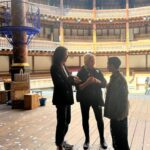 Mari Natsuki Instagram - #londondiaries #shakespearesglobe #glynnmacdonald 　@angelarey_ #thankyou 昨日は、 グローブ座のムーブメントディレクター、グリンさんのお花の歓迎をうけ、劇場隣のスワンというCafeで フィシュ&チップスを頂き、観劇後は舞台にもご案内下さり、帰りはハロッズでアンジェラとクリームTeaを頂いた件！ アンジェラ、ありがとう。