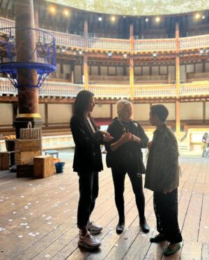 Mari Natsuki Instagram - #londondiaries 
#shakespearesglobe 
#glynnmacdonald 
　@angelarey_
#thankyou

昨日は、
グローブ座のムーブメントディレクター、グリンさんのお花の歓迎をうけ、劇場隣のスワンというCafeで
フィシュ&チップスを頂き、観劇後は舞台にもご案内下さり、帰りはハロッズでアンジェラとクリームTeaを頂いた件！
アンジェラ、ありがとう。