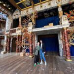 Mari Natsuki Instagram - #londondiaries #shakespearesglobe #glynnmacdonald 　@angelarey_ #thankyou 昨日は、 グローブ座のムーブメントディレクター、グリンさんのお花の歓迎をうけ、劇場隣のスワンというCafeで フィシュ&チップスを頂き、観劇後は舞台にもご案内下さり、帰りはハロッズでアンジェラとクリームTeaを頂いた件！ アンジェラ、ありがとう。