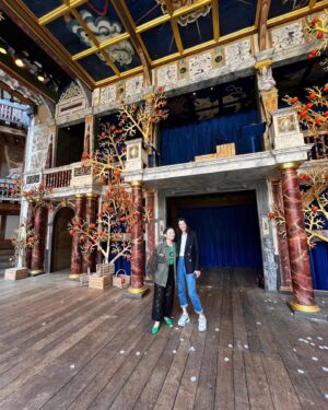 Mari Natsuki Instagram - #londondiaries 
#shakespearesglobe 
#glynnmacdonald 
　@angelarey_
#thankyou

昨日は、
グローブ座のムーブメントディレクター、グリンさんのお花の歓迎をうけ、劇場隣のスワンというCafeで
フィシュ&チップスを頂き、観劇後は舞台にもご案内下さり、帰りはハロッズでアンジェラとクリームTeaを頂いた件！
アンジェラ、ありがとう。