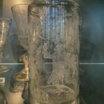Mari Natsuki Instagram - #victoriaandalbertmuseum #glasses #history #beautiful で、ヴィクトリア・アンド・アルバート博物館の続きね....3fのglassへ、年代が古い程、細工が緻密ですごい！ガラス好きにはたまらないコーナーです🆒