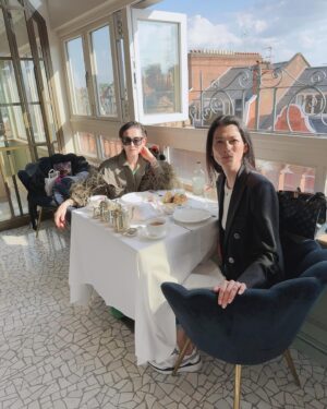 Mari Natsuki Instagram - #londondiaries 
#shakespearesglobe 
#glynnmacdonald 
　@angelarey_
#thankyou

昨日は、
グローブ座のムーブメントディレクター、グリンさんのお花の歓迎をうけ、劇場隣のスワンというCafeで
フィシュ&チップスを頂き、観劇後は舞台にもご案内下さり、帰りはハロッズでアンジェラとクリームTeaを頂いた件！
アンジェラ、ありがとう。