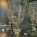 Mari Natsuki Instagram - #victoriaandalbertmuseum #glasses #history #beautiful で、ヴィクトリア・アンド・アルバート博物館の続きね....3fのglassへ、年代が古い程、細工が緻密ですごい！ガラス好きにはたまらないコーナーです🆒