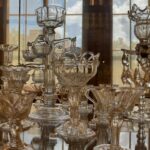 Mari Natsuki Instagram - #victoriaandalbertmuseum #glasses #history #beautiful で、ヴィクトリア・アンド・アルバート博物館の続きね....3fのglassへ、年代が古い程、細工が緻密ですごい！ガラス好きにはたまらないコーナーです🆒