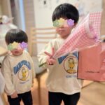 Mari Yaguchi Instagram - 一昨日のホワイトデー✨ お仕事が終わって家に帰ると、 モジモジしながら長男が奥の部屋へ行き、 私が「？」となっていると、 花束とチョコ持ってきてくれました🥹✨ 全然予想もしてなくて、 長男のなんともいえないキリッとした表情に、 とても感動しました🥹✨ 本当にありがとう✨ 次男は全く意味分かってないけど、 なんか嬉しそうでした♡ 二人とも本当にありがとう🥹✨ そして用意してくれたおとうちゃんありがとう😊✨ お花が嬉しすぎて、 このお花に合う花瓶を購入しました🌸 可愛いでしょ😁✨