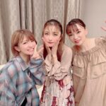 Mari Yaguchi Instagram - この間♡ 圭ちゃんとりかちゃんとのお仕事は 安心感しかない🥹✨ 頼れる同期と後輩😋 いつもありがとう！！ 帰りがけに撮ったから髪の毛ヨレヨレw