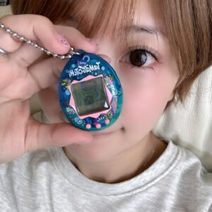 Mari Yaguchi Instagram - 今たまごっちやってる人ー🙋‍♀️🙋‍♂️✨
小学生の時の思い出のひとつ🥹✨

今日からまたよろしくね😊✨
私はこのデザインのたまごっちにしたよ♡
可愛い🥹✨
あー✨
なにっちになるか楽しみだ♡