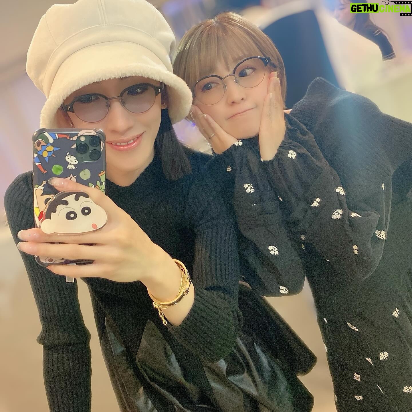 Mari Yaguchi Instagram - NEWメガネ👓 ストーリーズには載せたんだけど、 こっちにも載せますね🤓✨ この間、 @issei_glassesfitter さんのお店 @resee.official に行ってきましたよー🥹✨ 新作もめちゃくちゃオシャレで可愛かった👓✨ 沢山ある中で、最終的に選んだのが ゆしんと全く一緒になりました🤓w✨ てじさんはとても上品なフレーム✨ それも素敵だったな♡ いっせいさんの眼鏡は目が綺麗に見えるんですよー🤩 これほんと不思議なの🤓✨ その場でサイズを直してもらって、 ズレない眼鏡になりました👓✨ 気になる方はお店で沢山かけてから、 自分に合う眼鏡を見つけてくださいね😁✨ いっせいさんがオススメも教えてくれますよん🤓✨ あっ!でも今日は福岡でポップアップしてるかも🤔 今度は度入り眼鏡作ろっと👓✨ また近々お邪魔しまっす!!